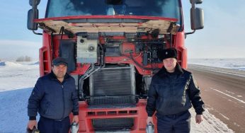 Полицейский помог водителю из Узбекистана