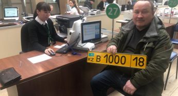 В Костанае первый автолюбитель с иностранным номером зарегистрировал автомобиль на временный учет.