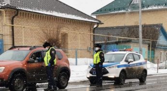 В масках и перчатках