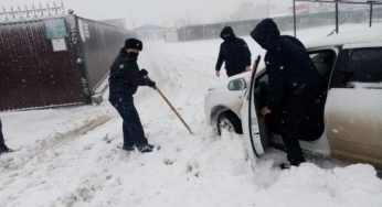 Водители и пассажиры благодарили полицию за спасение из снежного плена