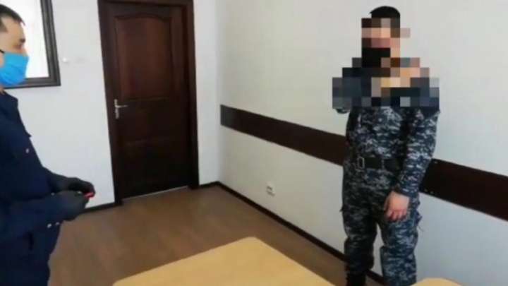 «Оставь на сигареты». Сотрудника СОБРа заставили снять погоны