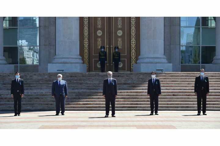 Президент Казахстана почтил память жертв коронавируса