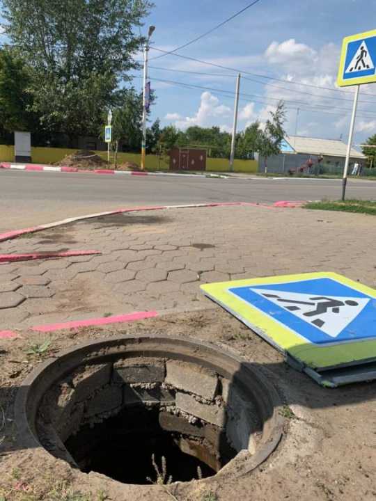 Мальчик провалился в открытый люк, наполненный водой, в Костанае