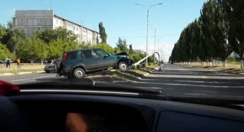 В Рудном пьяный водитель врезался в столб