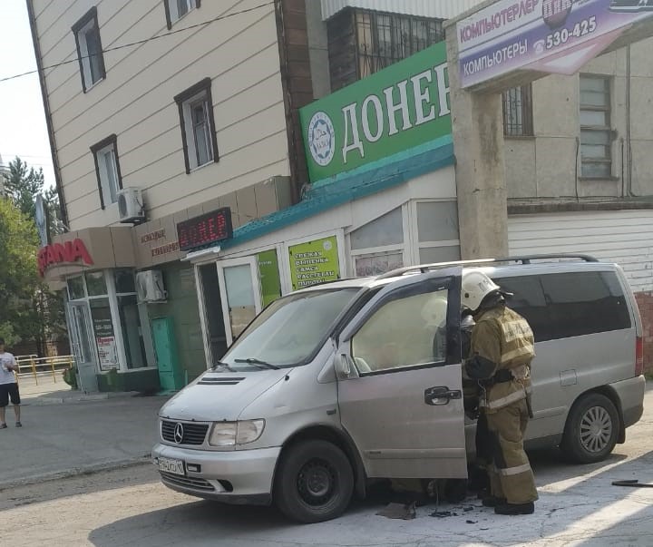 В Костанае загорелся микроавтобус