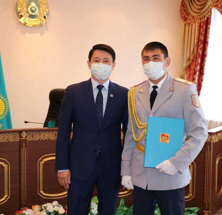 Костанайский полицейский награжден статусом нагрудного знака «Жомарт жан»