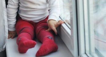Два ребенка выпали из окон в Костанайской области. Один из них погиб