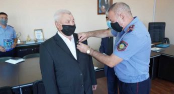 Ветеран полиции Жаксыбай Ускумбаев получил награду за то, что почти 50 лет в строю