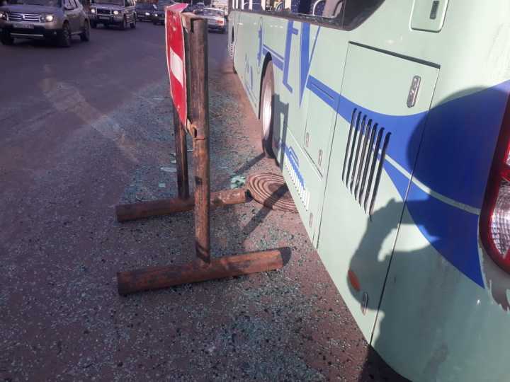 В Костанае автобус наехал на открытый люк. Пострадавших нет