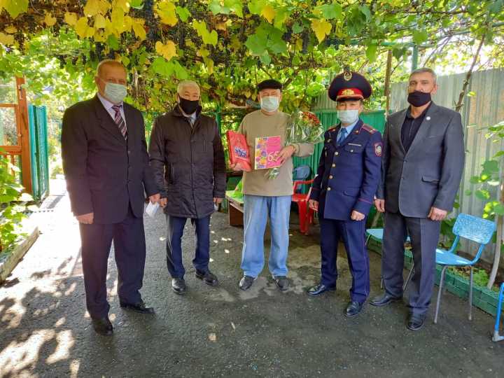 Руководство ДУИС Костанайской области и представители Совета ветеранов поздравили заслуженного работника МВД