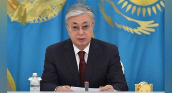 Токаев предлагает разрешить вешать флаги Казахстана на балконах