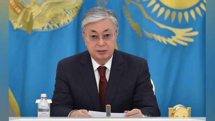 Токаев предлагает разрешить вешать флаги Казахстана на балконах