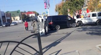 Три человека пострадали во время столкновения трех легковушек в Костанае