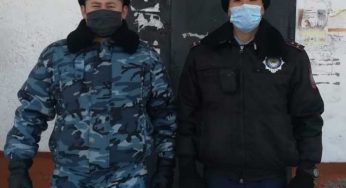 Полицеские города Рудного эвакуировали жителей из горящего дома