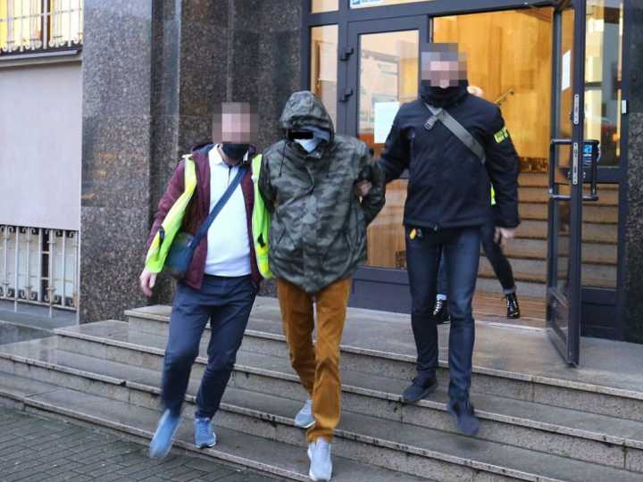 Экс-полицейскому грозит пожизненный срок за убийство 16-летнего казахстанца в Польше