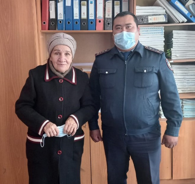 Пенсионерка поблагодарила костанайского полицейского за помощь в лечении сына