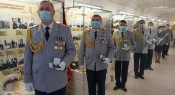 Медалью «Халык алғысы» за борьбу с коронавирусом ко Дню Независимости награждены 25 костанайских полицейских