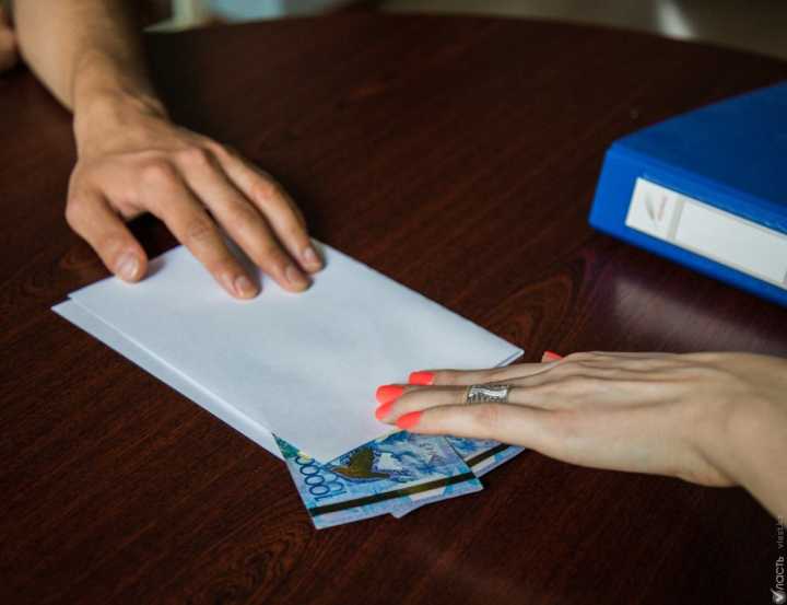 Низкие зарплаты и социальная незащищенность: причины коррупции в органах госдоходов назвал глава Минфина
