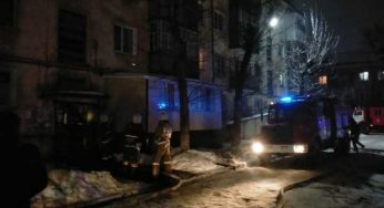 В Костанае горела квартира, пожарные спасали детей