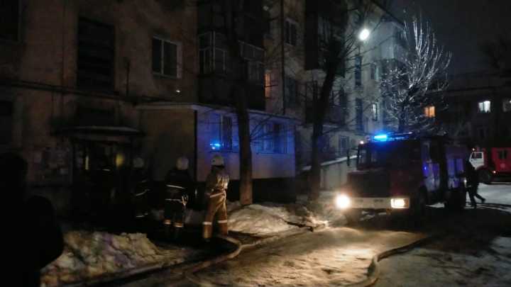 В Костанае горела квартира, пожарные спасали детей