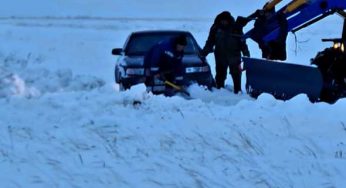 В снежном перемете застрял автомобиль