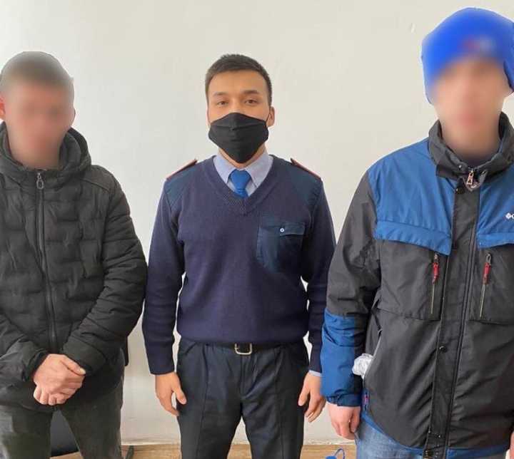 Полицейский задержал двух воров, которые пытались обнести квартиру его соседей