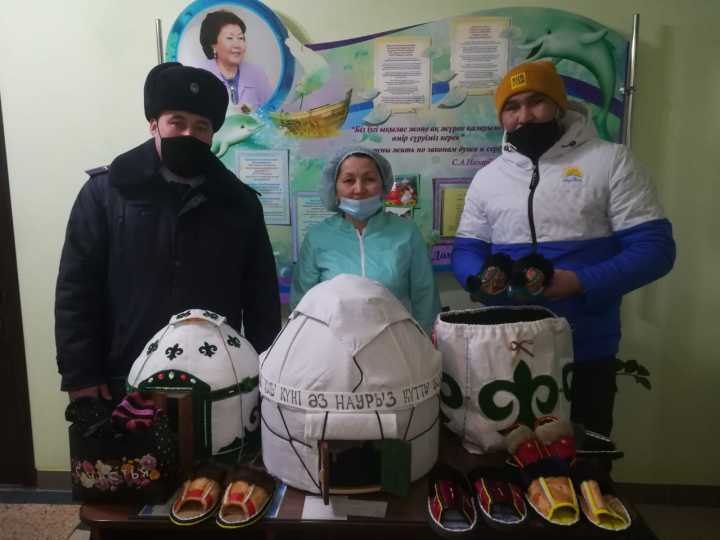 Самодельные юрты подарили Костанайскому детскому дому