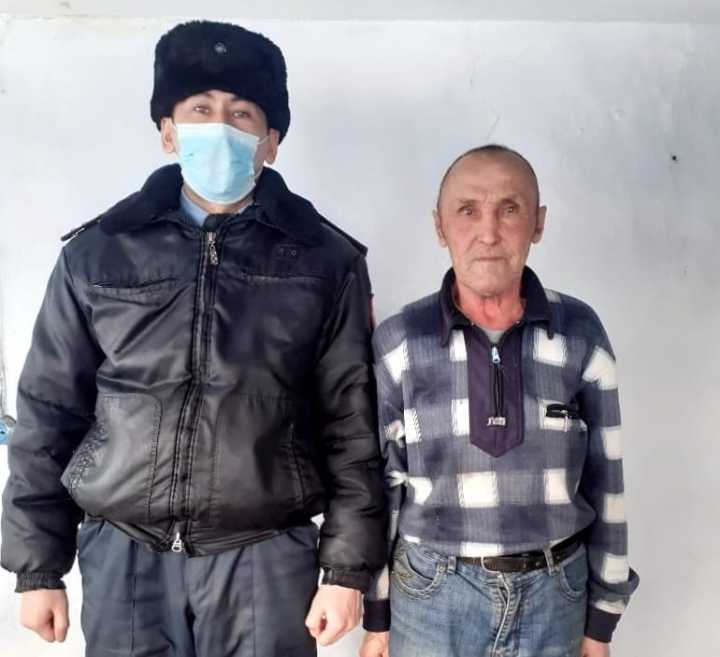 Полицейский Дамир Рыскалинов прописал у себя дома пенсионера