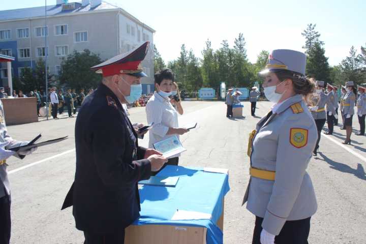 Более 200 вчерашних курсантов получили звание лейтенантов полиции и долгожданные дипломы