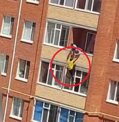 В Костанае, 34-х летний мужчина спрыгнул с балкона 3 этажа из-за ссоры с женой