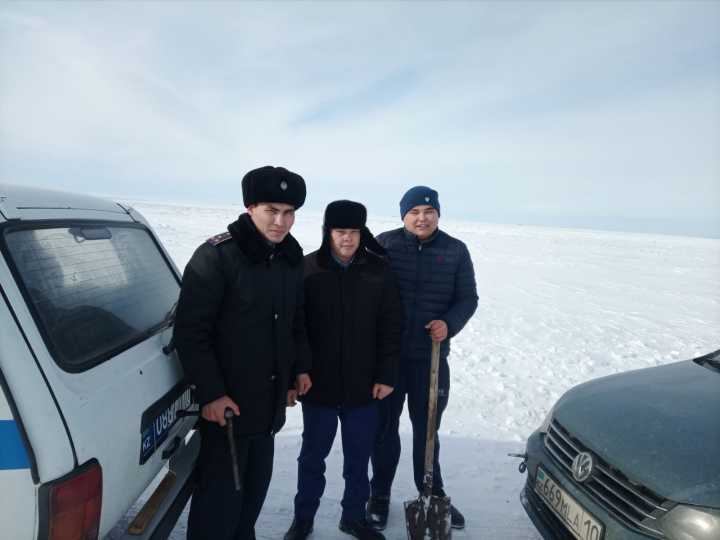 Участковый инспектор в Костанайской области помог водителю слетевшему в кювет