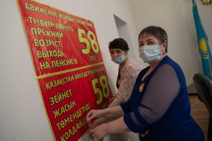 Костанайские женщины, выступающие за снижение пенсионного возраста, встретились с представителями акимата