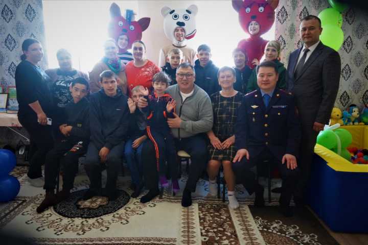Начальник ДП Костанайской области Ерлан Омарбеков посетил общество инвалидов и матерей детей-инвалидов «Өмір»