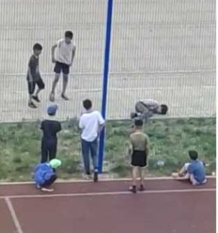 Конфликт между детьми на спортивной площадке попал на видео
