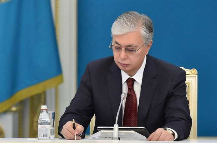 Токаев подписал закон о выходе женщин на пенсию в 61 год