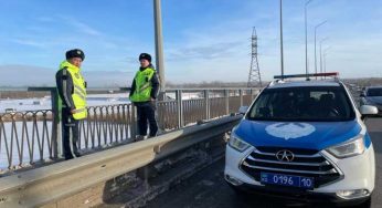В Костанае полиция и неравнодушные люди спасли женщину, которая хотела спрыгнуть с моста.