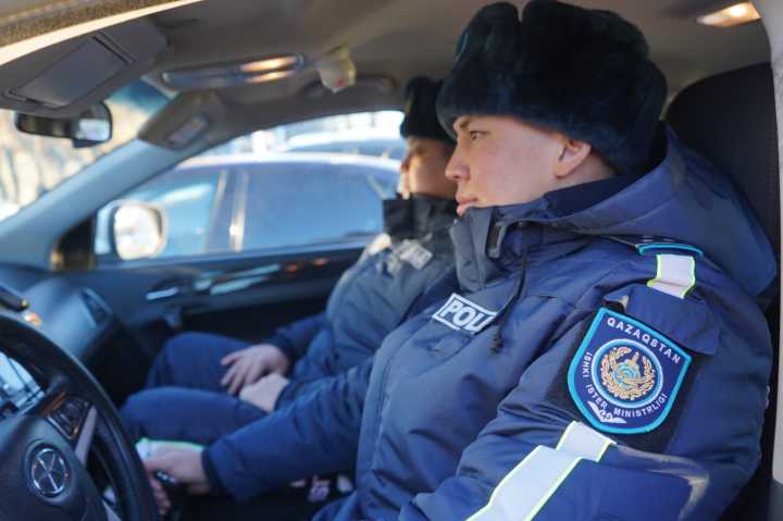 В Костанайской области патрульные полицейские оказали помощь водителю, который забуксовал в степи