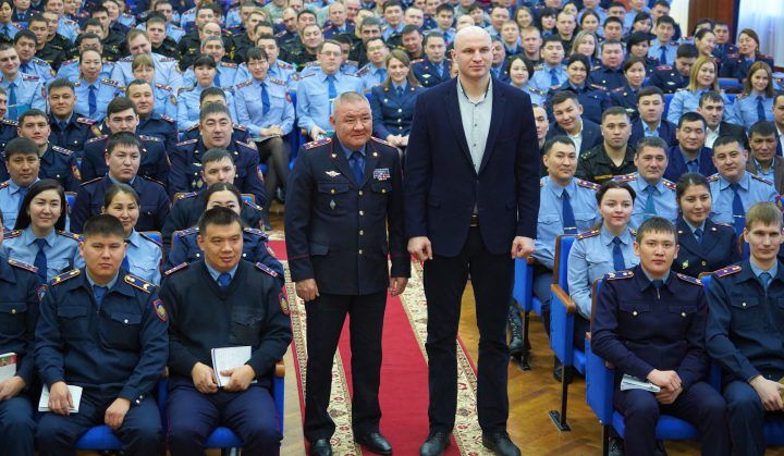 foto-ivan-dychko-s-lichnym-sostavom-departamenta-policii-kostanajjskoj-oblasti.jpg